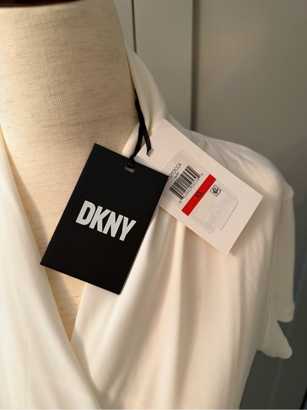 NWT DKNY White faux Wrap-Style Short Sleeve Blouse
Stretchy fabric - Picture 3 of 5